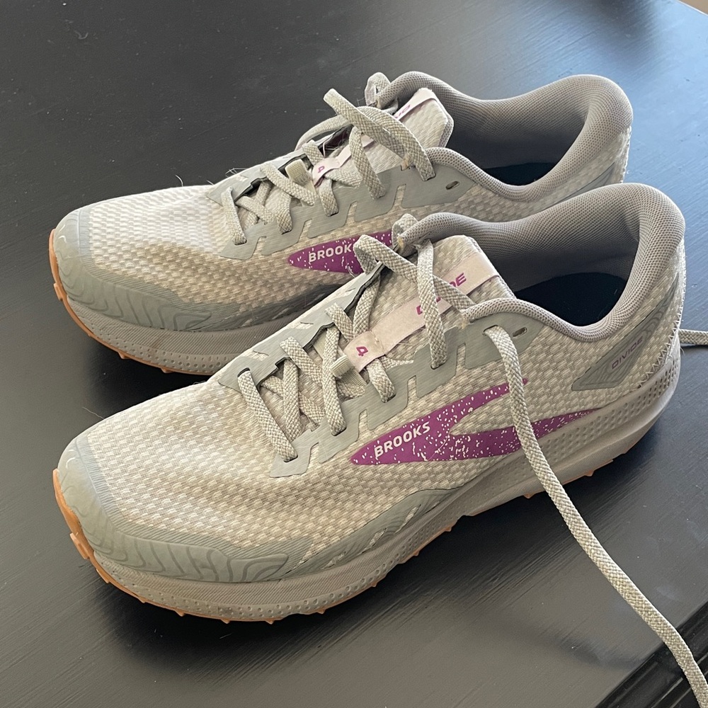 Brooks Divide 4 Women’s Light Gray And Purple Athletic Running Shoes
